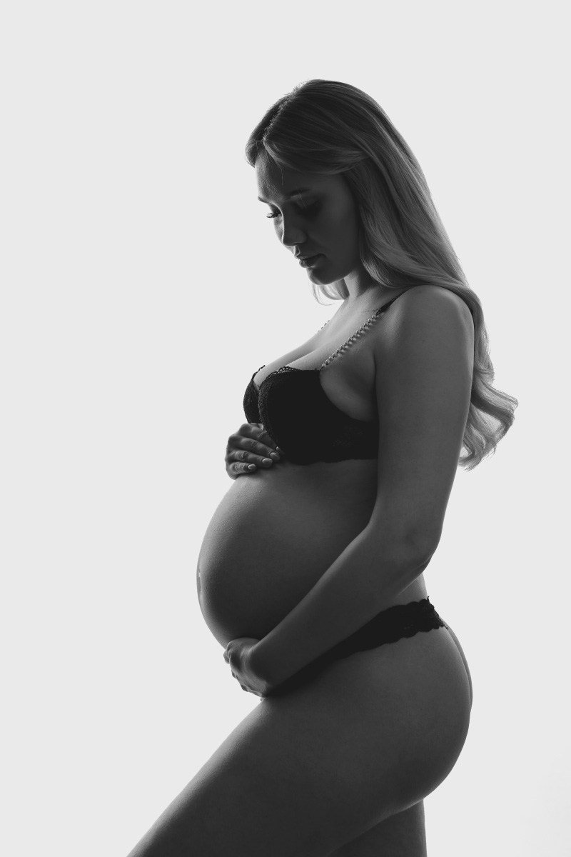 Sort-hvid graviditetsfotografi i silhuet – elegant og tidløst portræt af en kommende mor. Professionel gravidfotografering hos Weigang Fotografi i København